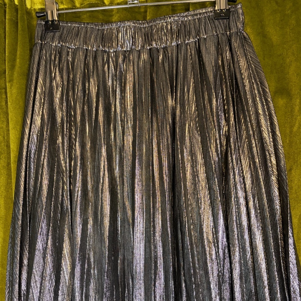 Molly Bracken Pleated Metallic Gunmetal Silver Midi Skirt. Size Small Retail $80 - Picture 6 of 10